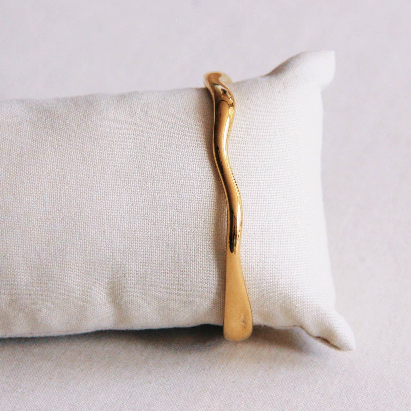 Wavy Bangle - Gold