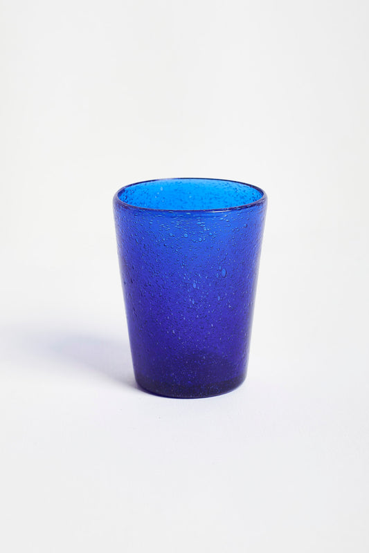 Melaminbecher mit blauen Blumen